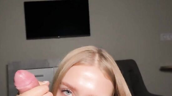 Русская барби-блондинка заскочила на 5 минут, чисто отсосать член