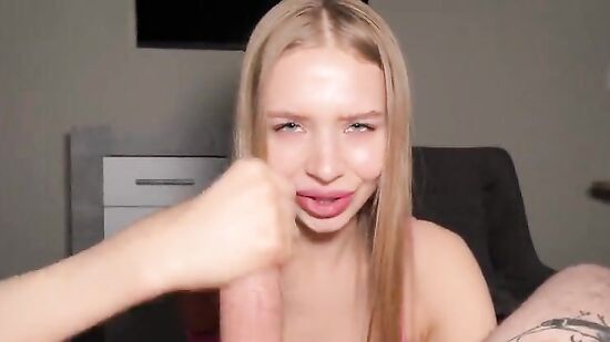 Русская барби-блондинка заскочила на 5 минут, чисто отсосать член