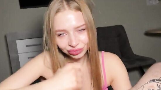 Русская барби-блондинка заскочила на 5 минут, чисто отсосать член