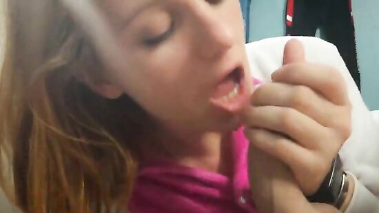 Русская милашка помогает парню кончить перед сном