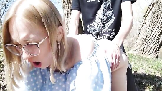 Пригласил подругу на пикник и трахнул раком на природе