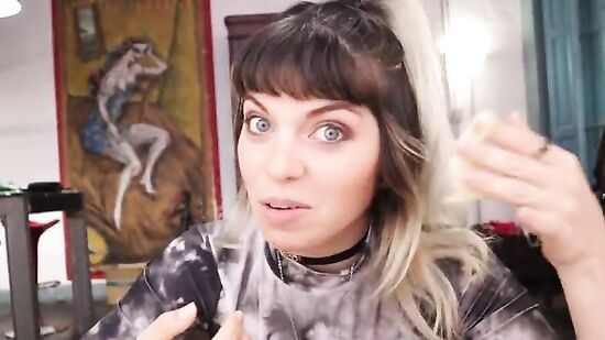 Девушка поясняет не на нашем, как использовать презерватив и трахать в нём парня - от первого лица