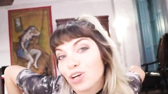 Девушка поясняет не на нашем, как использовать презерватив и трахать в нём парня - от первого лица