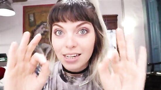 Девушка поясняет не на нашем, как использовать презерватив и трахать в нём парня - от первого лица