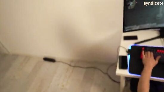 Изменила парню с его другом, когда он играл в CS