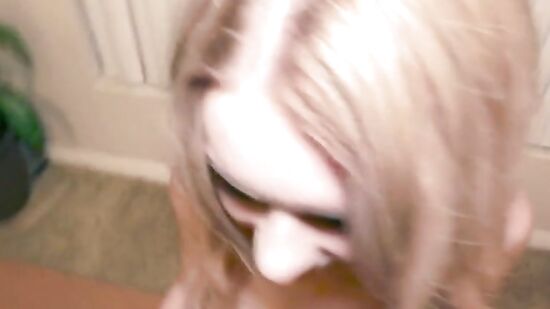 Симпатичная студентка зашла к парню в гости, когда он пригласил