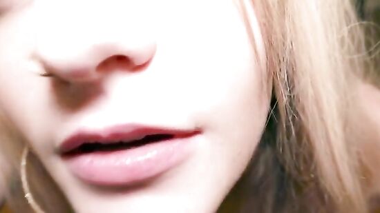 Симпатичная студентка зашла к парню в гости, когда он пригласил