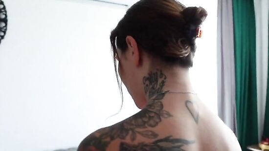 Возбужденная домработница попросила трахнуть её как только жена пошла в душ