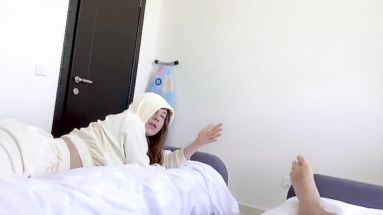 Соседка с большой попкой просто сводит меня с ума