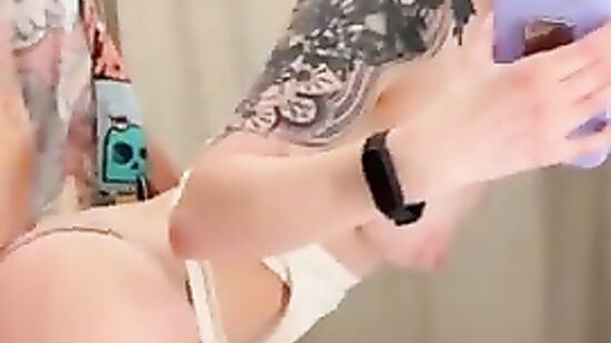 Решили не сдерживать себя и начали трахаться прямо в примерочной