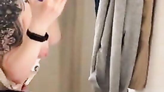 Решили не сдерживать себя и начали трахаться прямо в примерочной