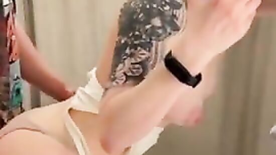 Решили не сдерживать себя и начали трахаться прямо в примерочной