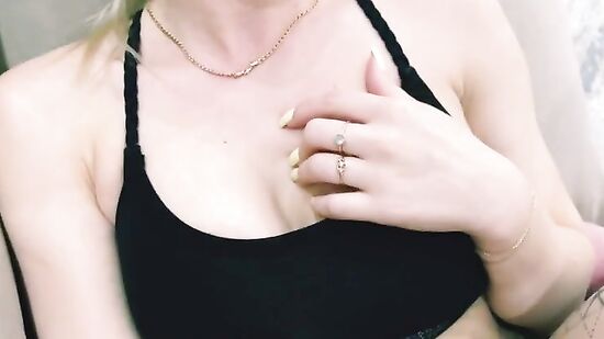 Молодая фитоняшка соблазняет парня на секс и стонет от кайфа на всю квартиру