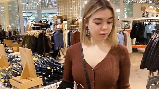 Ходил с девушкой на шопинг и так возбудился, что трахнул её в примерочной