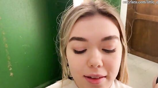 Ходил с девушкой на шопинг и так возбудился, что трахнул её в примерочной