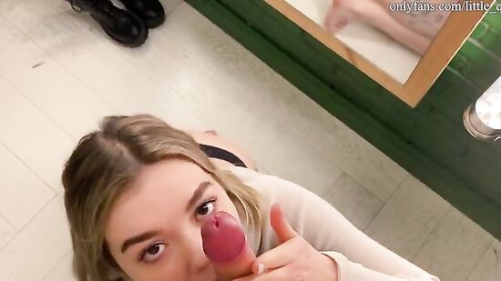 Ходил с девушкой на шопинг и так возбудился, что трахнул её в примерочной