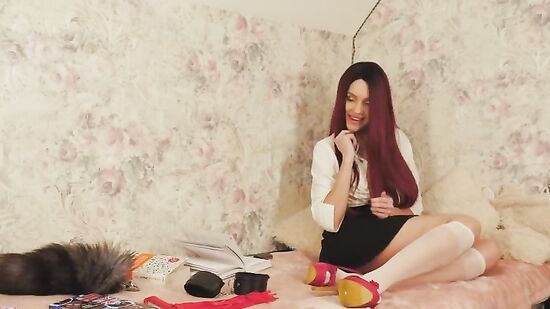 Рыжая студентка мастурбирует бритую киску и фантазирует о парне