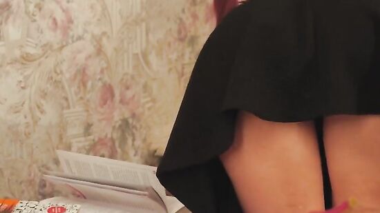 Рыжая студентка мастурбирует бритую киску и фантазирует о парне