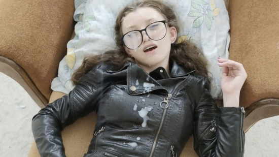 Молодая задротка отсосала член, дала в анал и получила густую сперму на очки и куртку