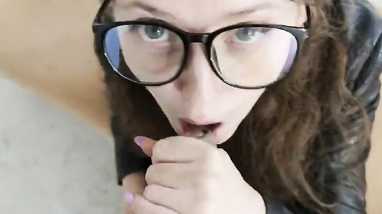 Молодая задротка отсосала член, дала в анал и получила густую сперму на очки и куртку