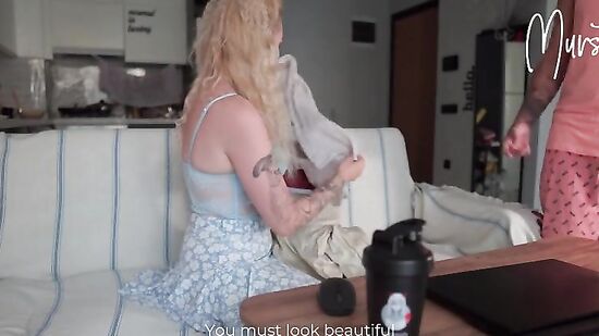 Мачеха показывает парню, как вести себя на первом свидании с девушкой