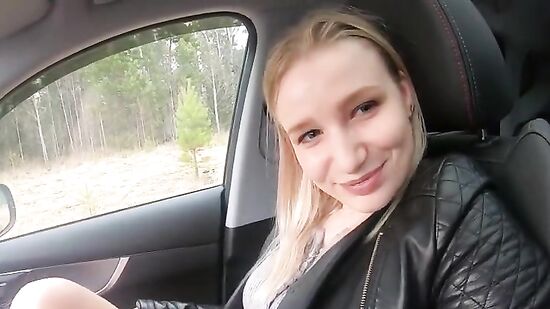 Наш уютный секс в машине - на природе в лесу, когда на улице падет легкий летний дождик