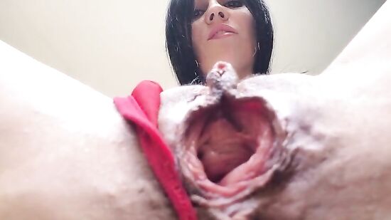 Русская мамка всегда готова дать обсосать свой большой клитор