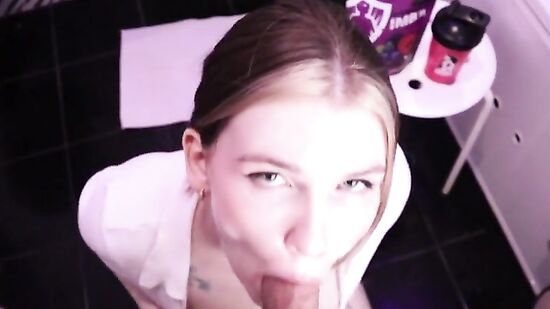 Зашел в ванную, когда дверь была не закрыта и оказался во время