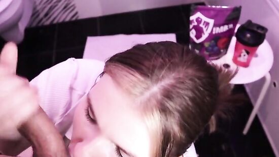 Зашел в ванную, когда дверь была не закрыта и оказался во время