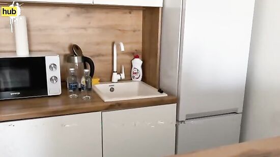 Встретила курьера в сексуальном наряде и соблазнила на измену жене