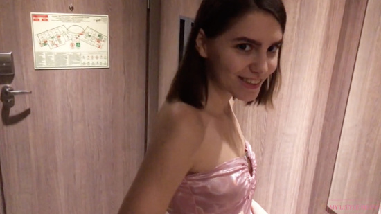 Молодая девушка дала незнакомцу с большим членом когда ночевала в отеле одна