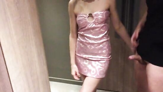 Молодая девушка дала незнакомцу с большим членом когда ночевала в отеле одна