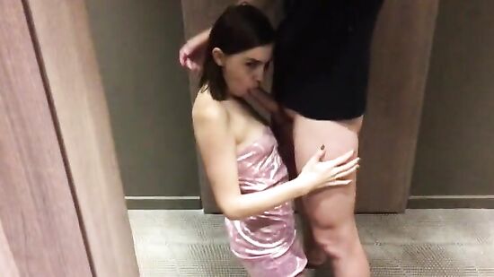 Молодая девушка дала незнакомцу с большим членом когда ночевала в отеле одна