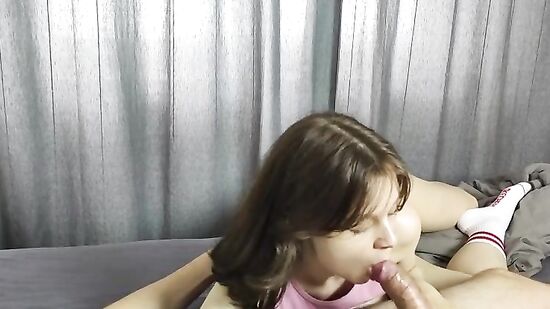 Милая девушка разрешила соседу кончить на киску