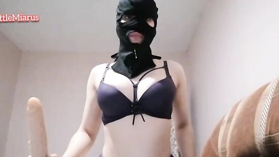 Купила новый дилдо и проверяет его в действии