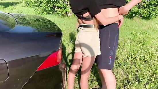 Трахнул девушку на природе и кончил ей в трусики
