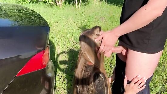 Трахнул девушку на природе и кончил ей в трусики