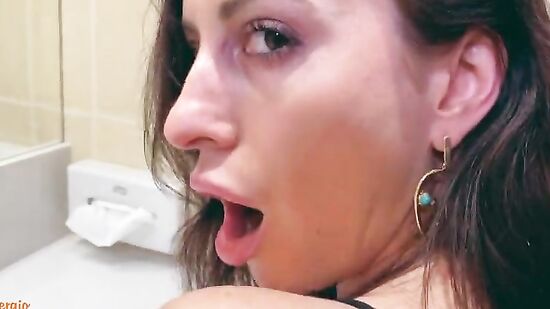 Напилась на вечеринке и захотела секса с незнакомцем прямо в туалете