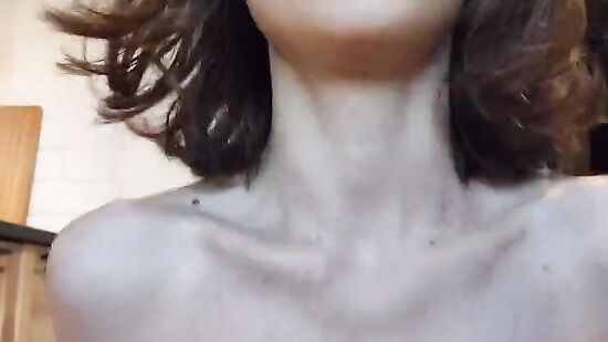 Домашний секс на кухне с милой женушкой