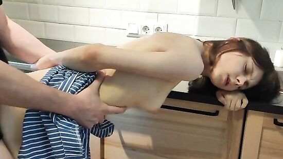 Домашний секс на кухне с милой женушкой