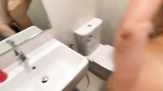Трахнул в туалете похотливую мачеху
