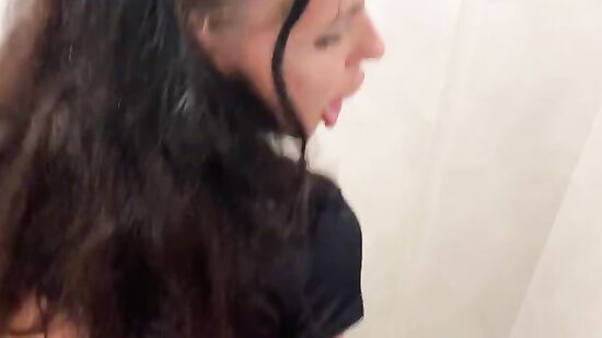 Трахнул в туалете похотливую мачеху