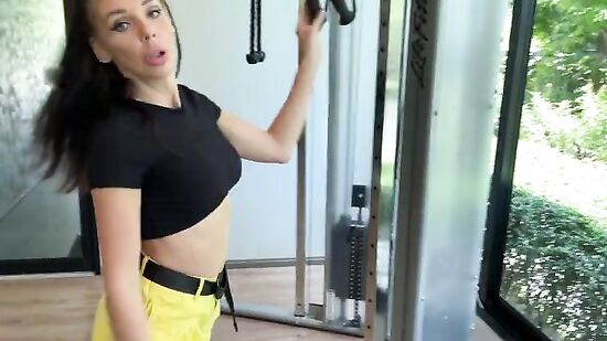 Трахнул в туалете похотливую мачеху