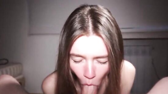 Простая девушка с милой улыбкой принимает сперму в рот и на лицо