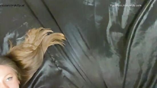 Анальный секс крупным планом с молодой женушкой в чулках