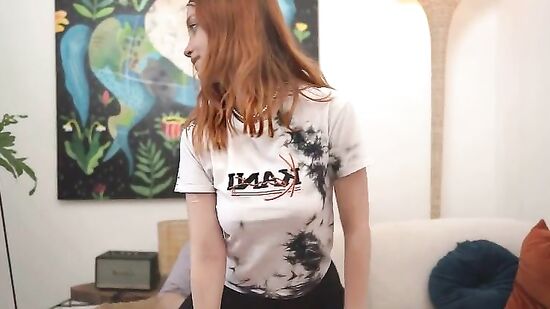 Курьер порвал шорты и трахнул студентку в прямом эфире на стриме