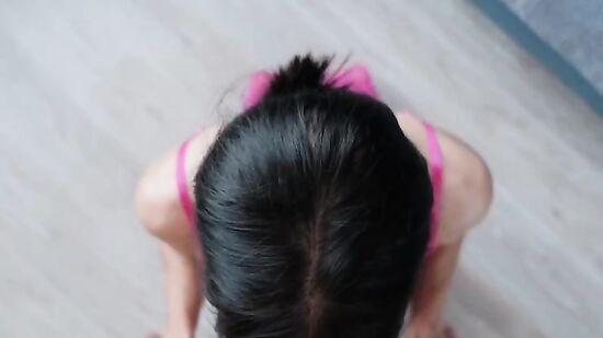 Похотливая подруга красиво возбудила парня на секс со спермой в попу