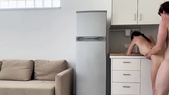 Возбудила мужа своим видом, когда готовила завтрак на кухне