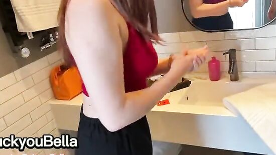 Уборщица с отеля влюбилась в парня и теперь даёт только ему