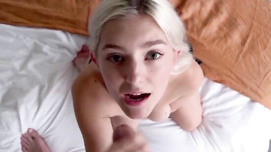 Ева Эльфи с красивыми сиськами соблазняет друга на секс в новом отеле